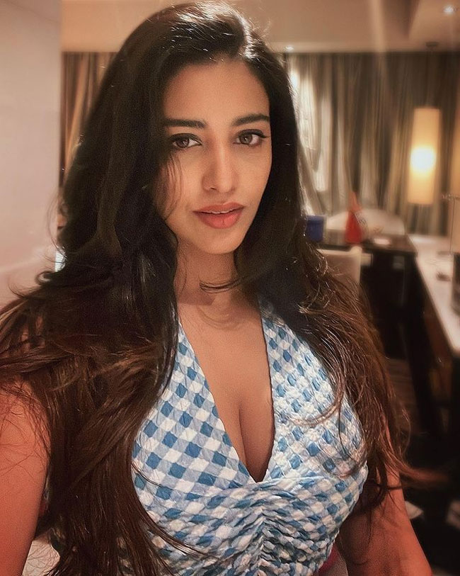 Staggering Looks Of Daksha Nagarkar